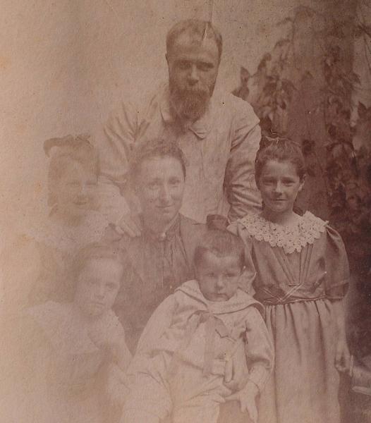 Leïla et François Charon et leurs enfants